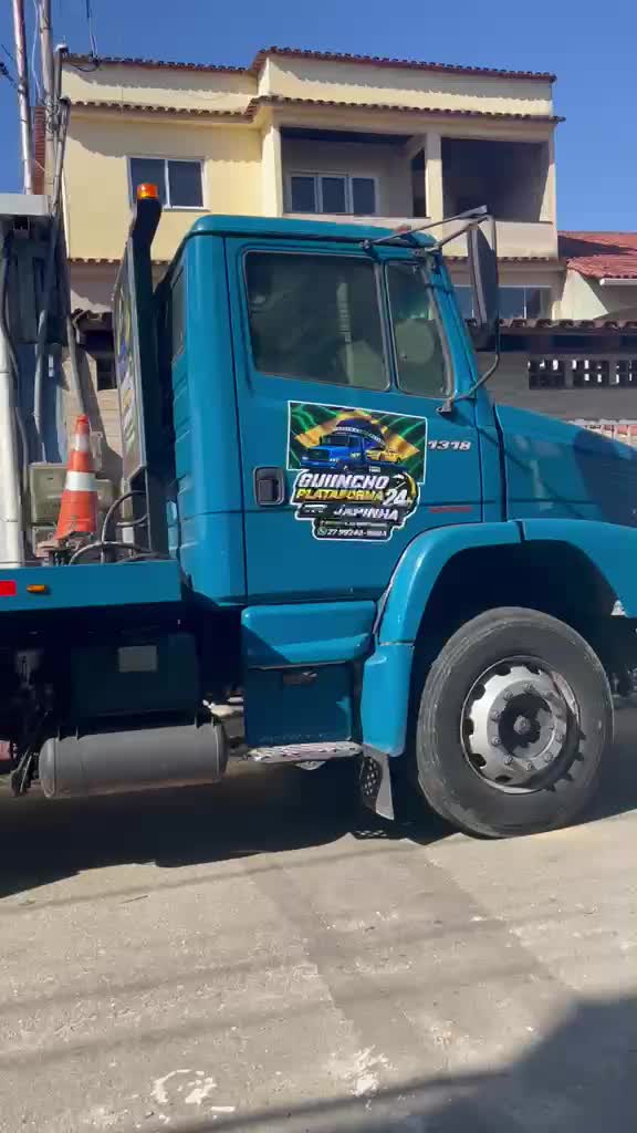 Guincho Japinha transportando carro na plataforma em rodovia do ES